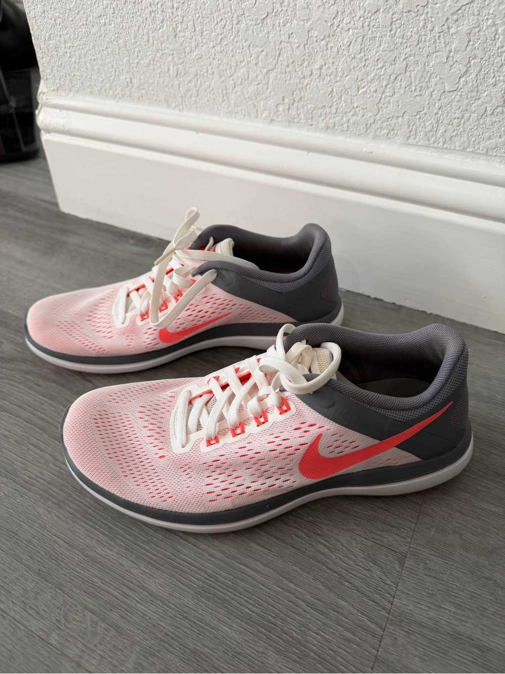 Nike Flex RN Women’s White Mango Gray Running Shoes
